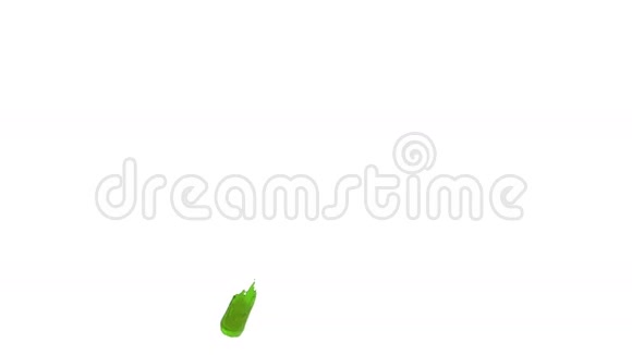 慢动作绿色溅在空中果汁视频的预览图