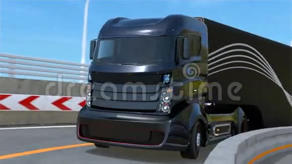 在高速公路上驾驶混合动力卡车视频的预览图