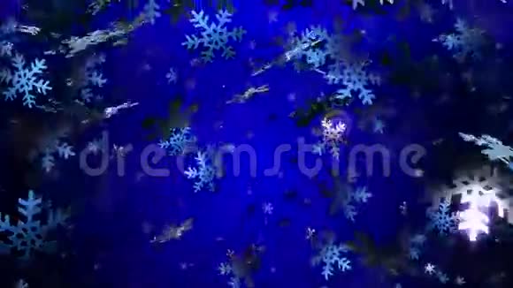 蓝色的雪花在深蓝色上飞舞视频的预览图