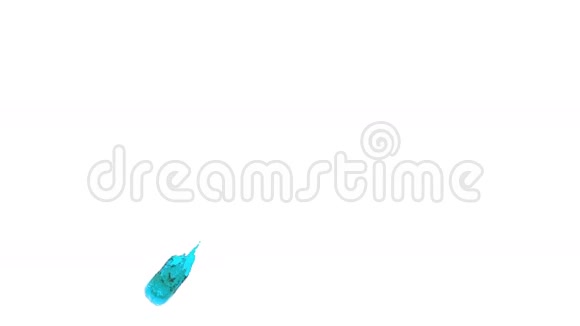蓝色溅在空中特写视图透明液体视频的预览图