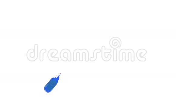 蓝色溅在空中特写视图果汁视频的预览图