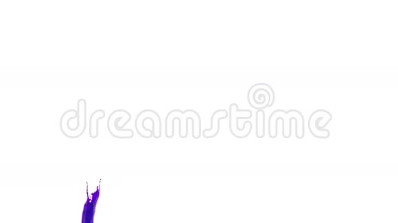 紫色溅在空中慢动作清澈的液体视频的预览图