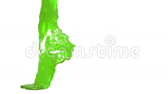 果汁绿色液体装满容器视频的预览图