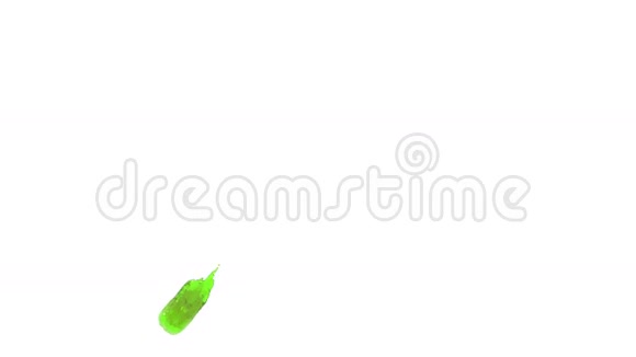 绿色溅在空中特写镜头视频的预览图