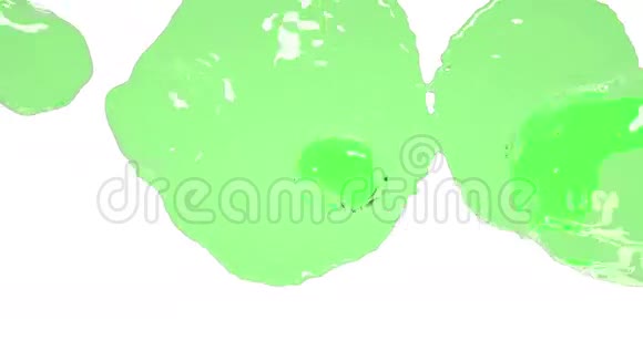 绿色的水滴落在白色的屏幕上视频的预览图
