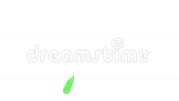 绿色溅在空中特写镜头视频的预览图