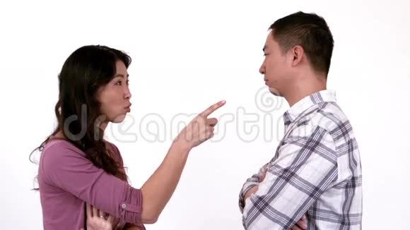 愤怒的年轻夫妇有争执视频的预览图