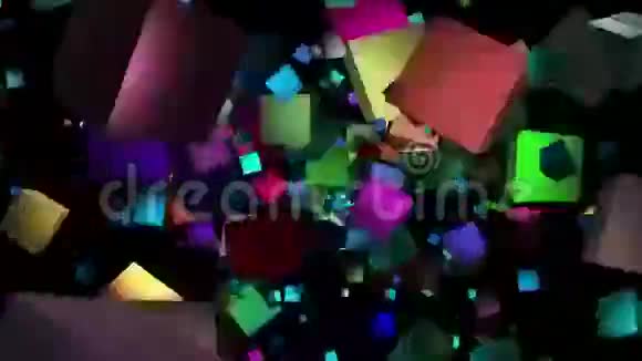 各种颜色的飞立方体视频的预览图
