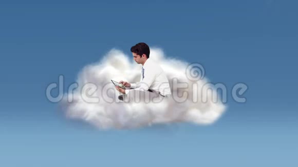 商人在云中使用平板电脑视频的预览图