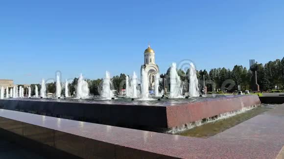 喷泉在胜利公园在波克隆纳亚山莫斯科俄罗斯为了纪念那些死去的人而建造的纪念建筑群视频的预览图