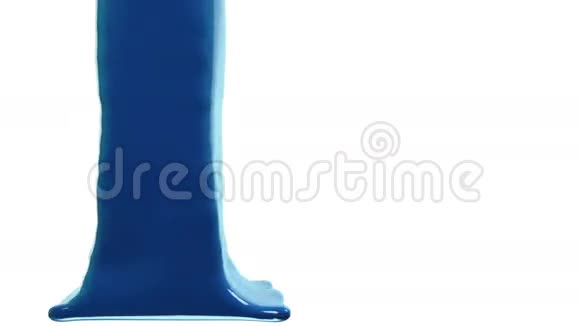 蓝色颜料填满屏幕慢动作用阿尔法炮隔离在白色上视频的预览图