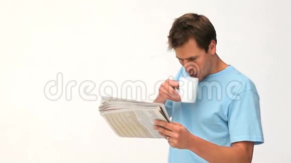 一个人一边喝咖啡一边看报纸视频的预览图