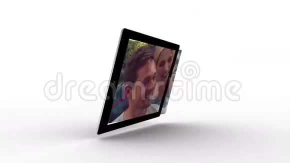 平板屏幕显示情侣相爱视频的预览图