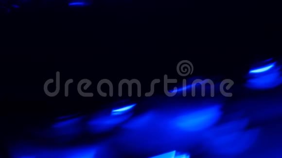黑色蓝色抽象运动灯背景视频的预览图