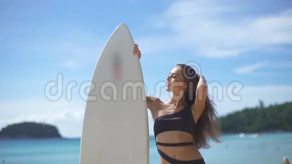 女人与冲浪板视频的预览图