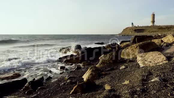 海浪拍打在石头上视频的预览图