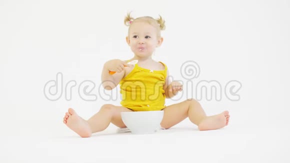 有趣的女婴用勺子吃饭视频的预览图