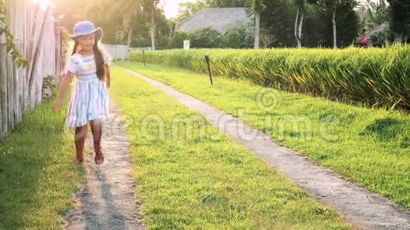 小女孩在阳光下跑步很开心视频的预览图