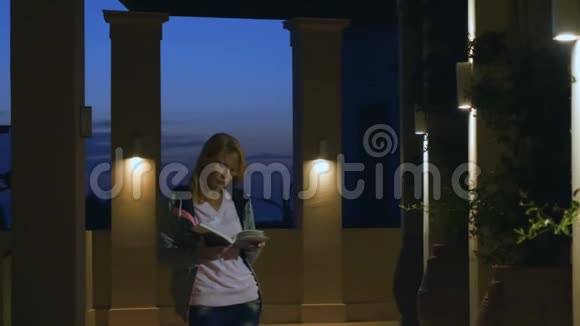 女人在豪华别墅里读日记视频的预览图