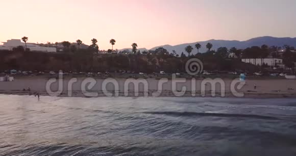 圣巴巴拉日落海滩德伦航空拍摄视频的预览图