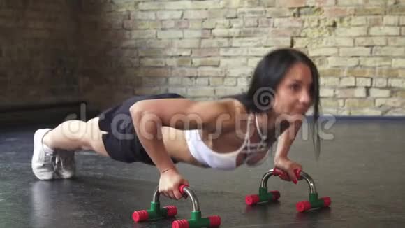 运动女性在健身房做俯卧撑视频的预览图