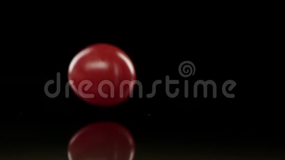 樱桃番茄落下的特写视频的预览图