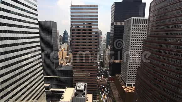曼哈顿繁华街道的鸟瞰图视频的预览图