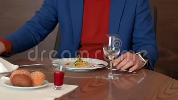餐厅评论家拿着白餐巾在餐厅品尝恶心的菜肴视频的预览图