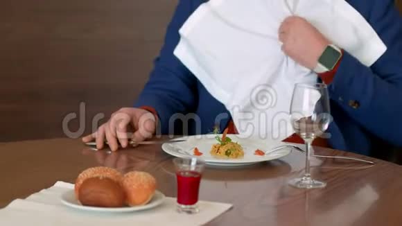 失望的男人在餐馆里吃无味的饭菜时拿餐巾视频的预览图