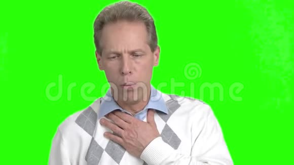 成熟的男人在色度的关键背景下咳嗽视频的预览图