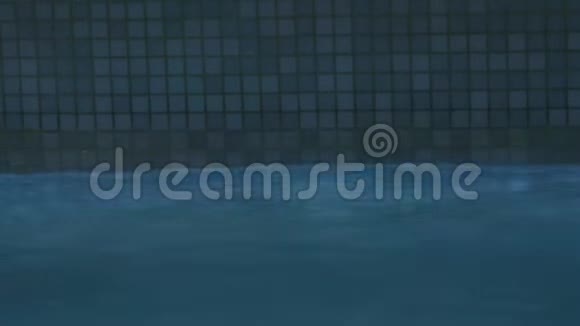 游泳池的水位水位在摄像机的上方和下方4K视频的预览图