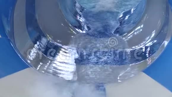 水从空水公园的管道中流出游乐园里的滑梯4K视频的预览图