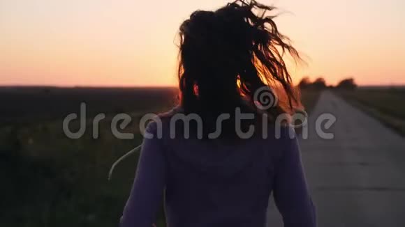 一个女孩在路上奔跑的剪影视频的预览图