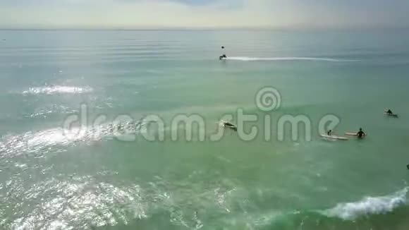冲浪者乘海滩滑板车在木板上航行视频的预览图