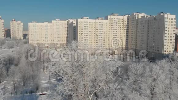 在冬天和俄罗斯的莫斯科飞越城市公园视频的预览图