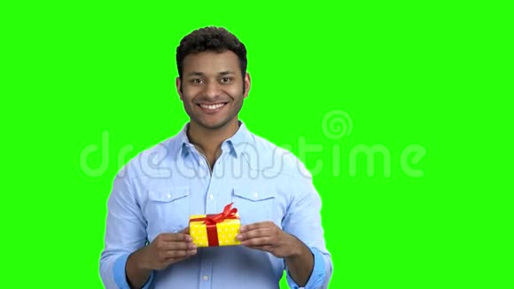 帅哥在绿色屏幕上送礼物盒视频的预览图
