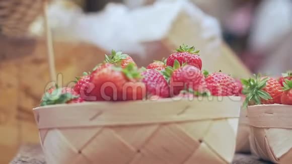 市场上的红色草莓视频的预览图