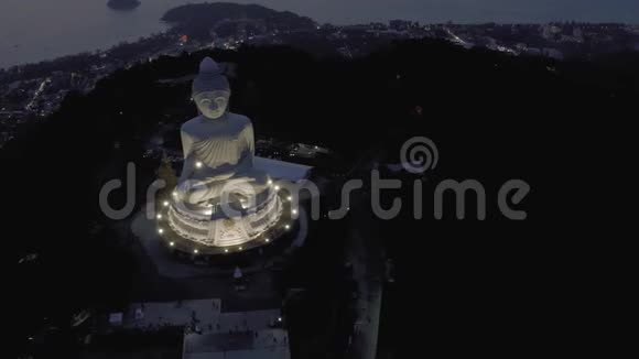 普吉岛日落4K无人机飞行山上的大佛像视频的预览图