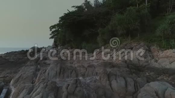 泰国日落海滩上的白衣男子视频的预览图
