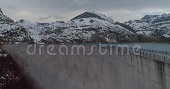 从空中俯瞰大坝视频的预览图