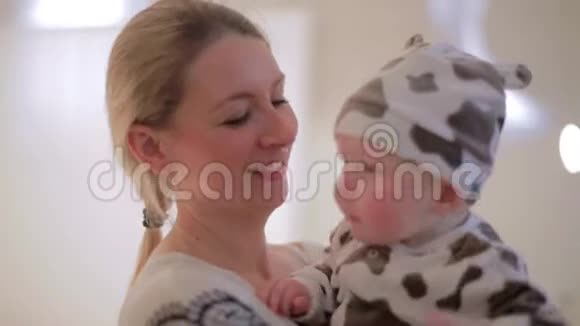 可爱的白种人女人手里拿着婴儿微笑着看着相机视频的预览图