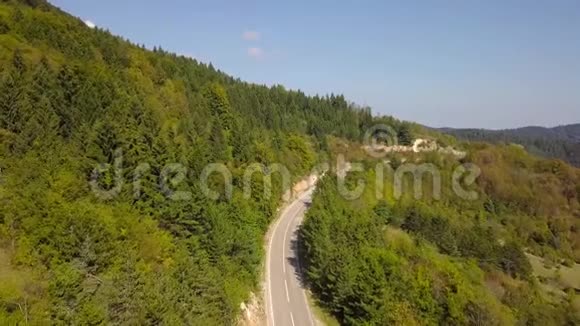 空的蛇形山路的鸟瞰图克罗地亚视频的预览图