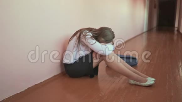 一个女学生在学校走廊的地板上哭视频的预览图