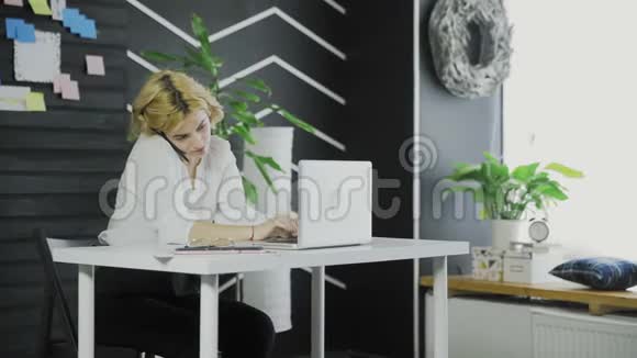 忙碌的商务女性在办公室用手机和电脑工作视频的预览图