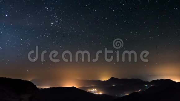 星夜在山上时光流逝星星在乡间移动夜间射击视频的预览图