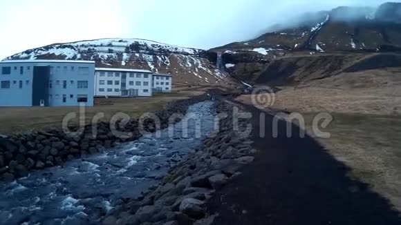 奥拉夫斯维克冬季雪景是冰岛的一个迷人的小镇位于斯奈费尔斯内斯北部视频的预览图