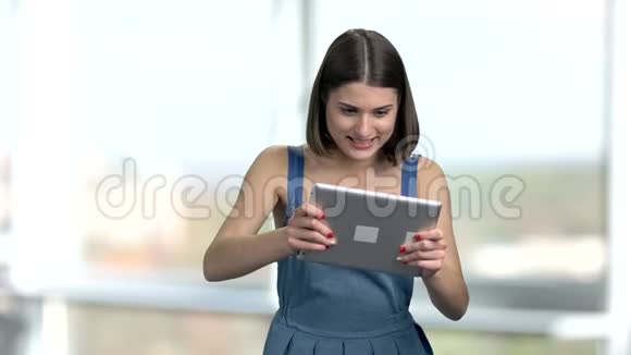 有趣的女人在电脑平板电脑上玩视频的预览图