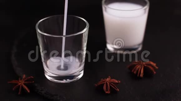 阿拉伯酒精饮料Raki与茴香在石板黑色背景视频的预览图