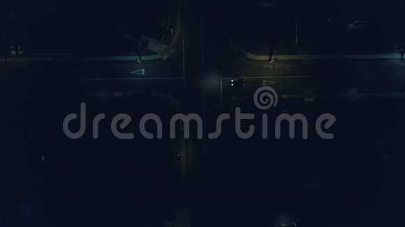 空中暗夜路汽车头进入4k镇视频的预览图