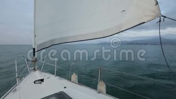 游艇出海水上娱乐冒险精神帆船帆布运动视频的预览图